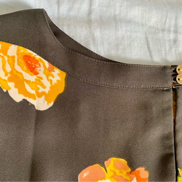 GUC Loft Pleated Cuff Peony Top Size: M - Picture 4 of 6